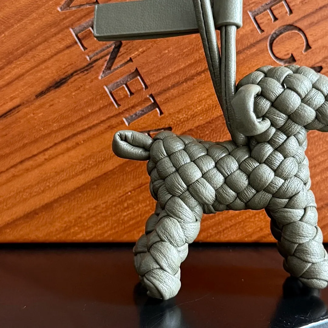 Batch 540 BOTTEGA VENETA2025 new puppy🐕 style pendant Braided puppy is online😎 Leather braided puppy style pendant can be hung on any handbag, and it is as cute, delicate and colorful as it matches with a bag. Cute and cute, it will touch your heart at any time. It can be hung on bags or keychains. Who can resist such a cute puppy? Style number: 807068